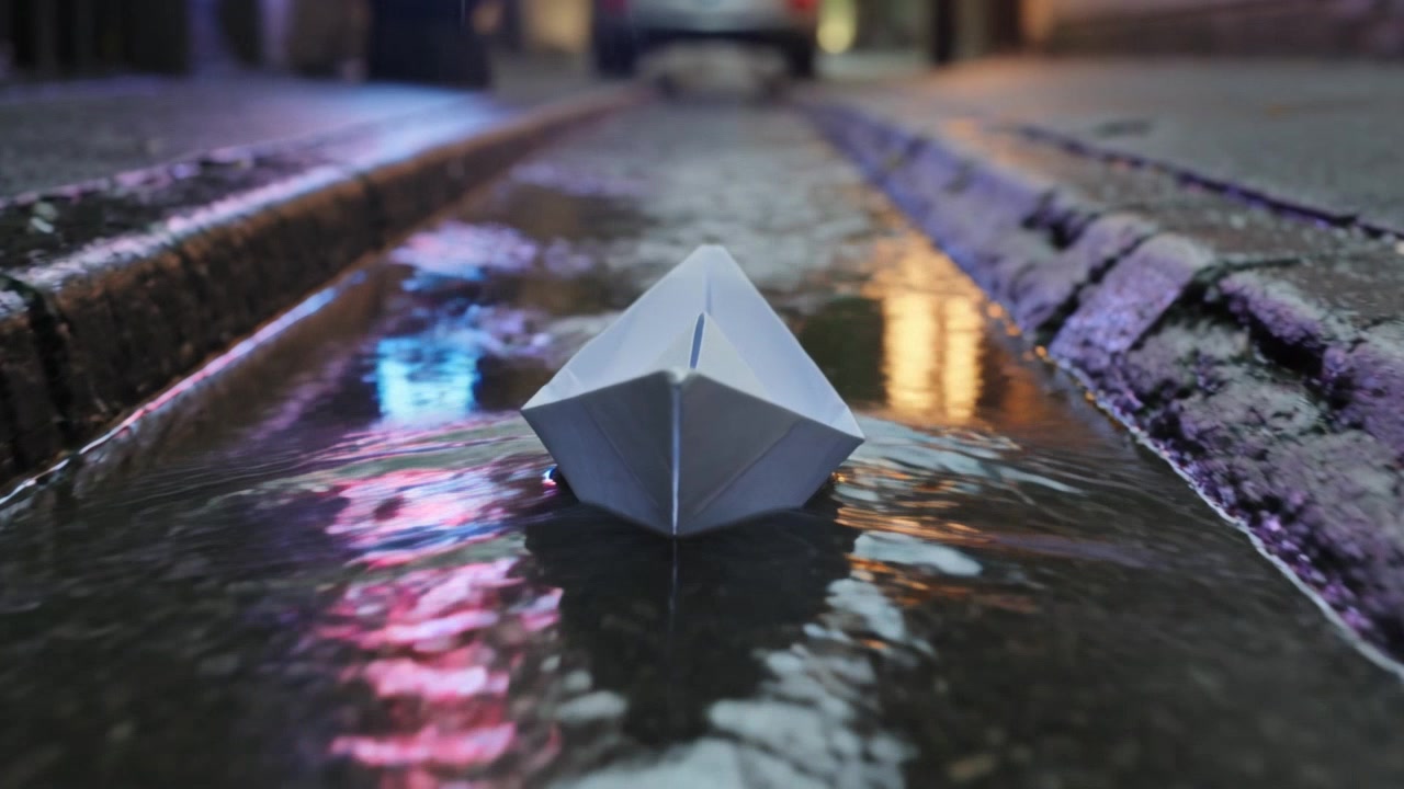首帧:晨雾中湖面上的一条小木船