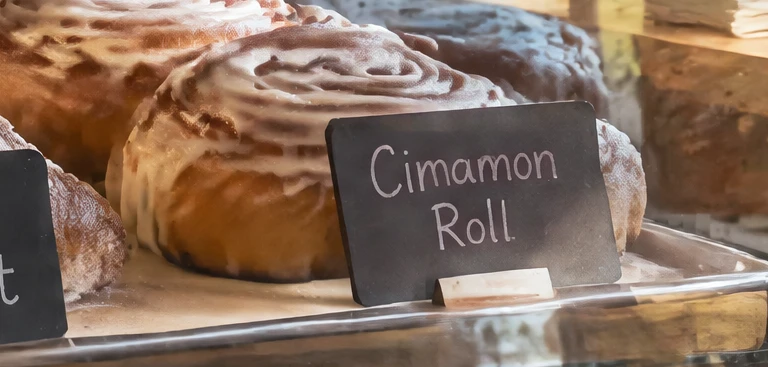 Close-up of the 4K image: a small pastry label misspelled as "Cimamon Roll"