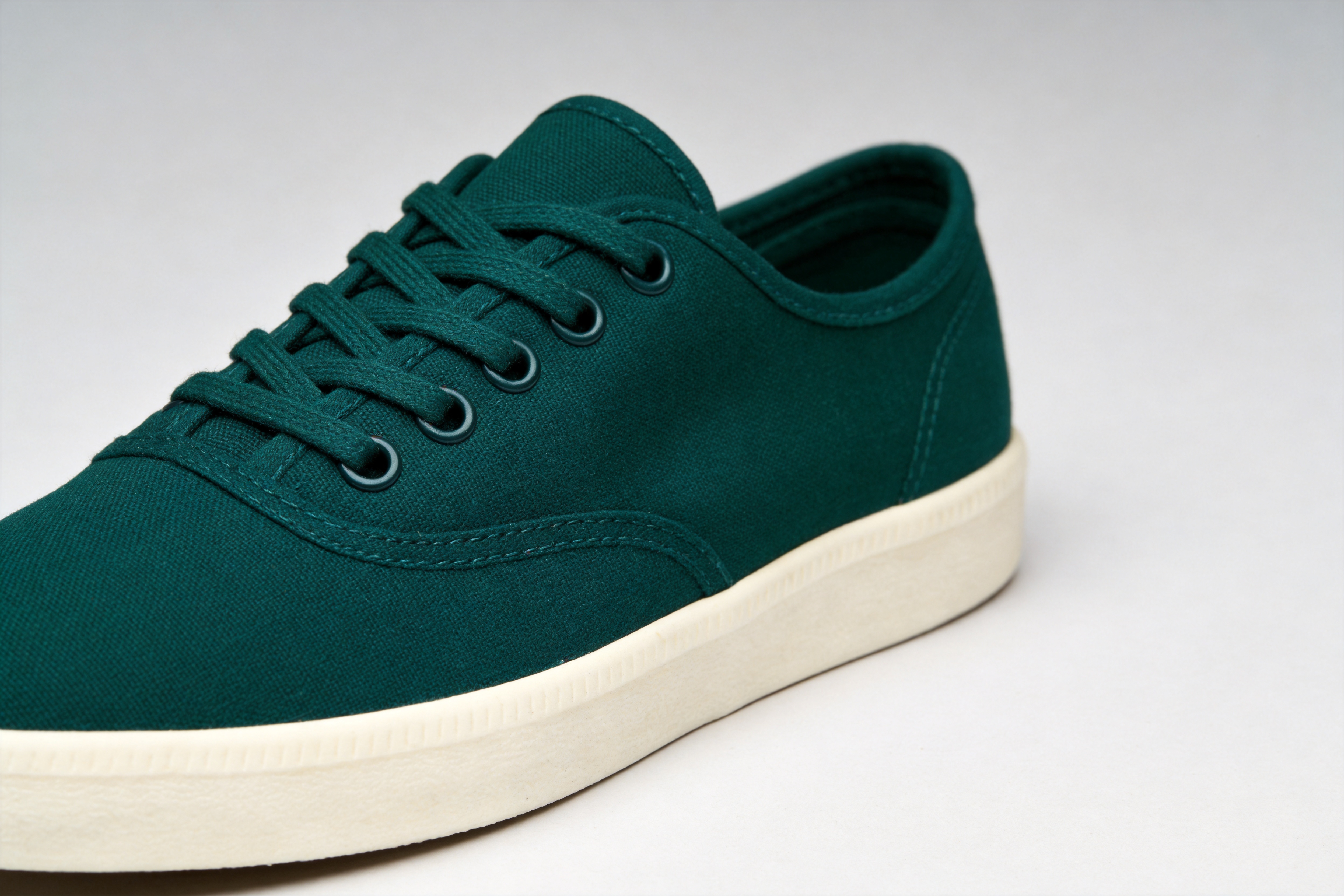 Output: the green sneaker re-rendered at 4K with sharper weave and sole detail