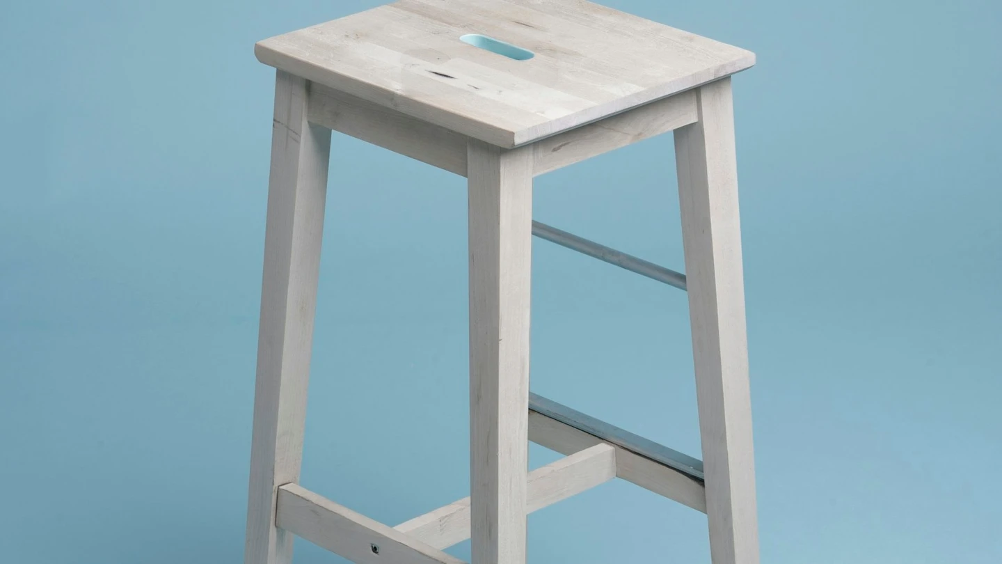 Output: the scratch is gone and the seat has a continuous light oak grain again